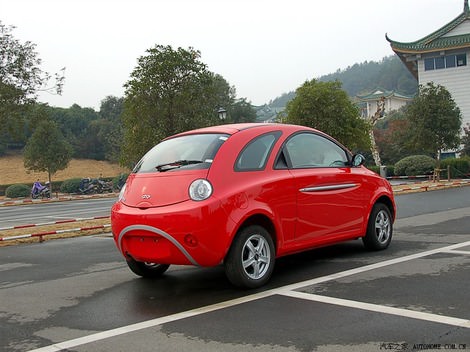 фото китайская малолитражка Chery QQme красного и розового цветов foto photo