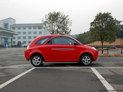 фото китайская малолитражка Chery QQme красного и розового цветов foto photo