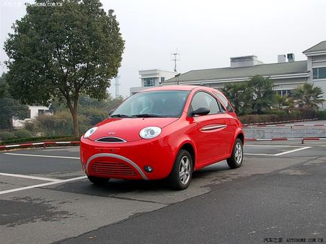 фото китайская малолитражка Chery QQme красного и розового цветов foto photo