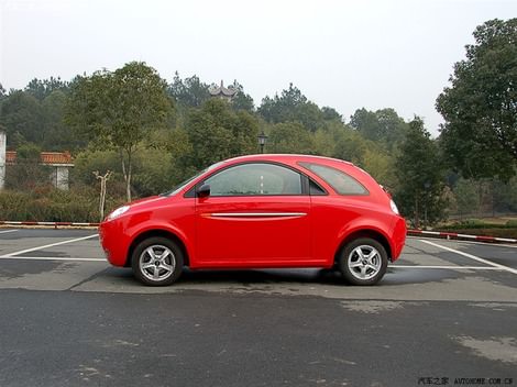 фото китайская малолитражка Chery QQme красного и розового цветов foto photo