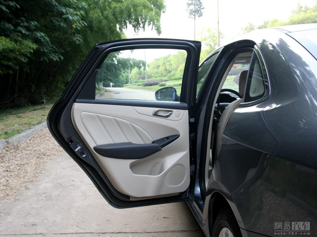 Chery arizzo 7