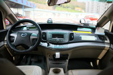 Внутри пассажирского электровоза BYD E6