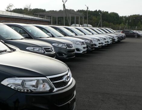 Китайские автомобили в ожидании покупателей