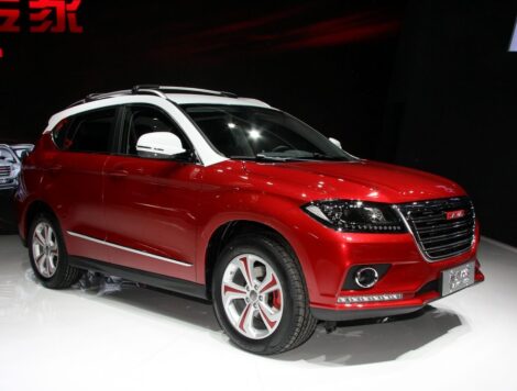 Красный Haval H2  с белой крышей