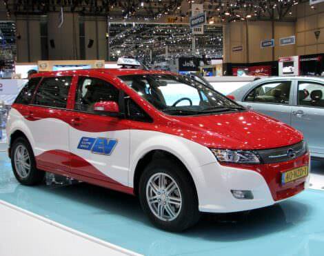 Электромобиль BYD E6 в двуцветной раскраске